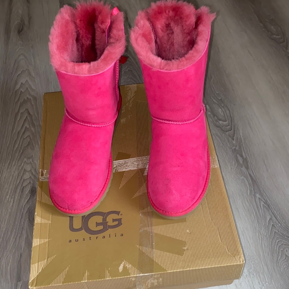 Used Ugg Bailey bow Pink size 6